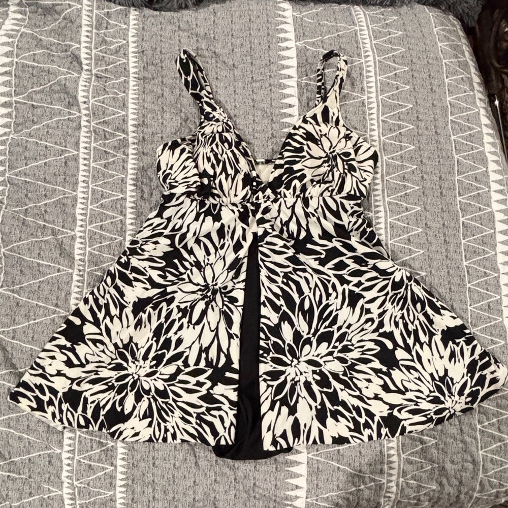 Women’s 1 Piece Swimsuit. Size 10. Excellent Used Condition
